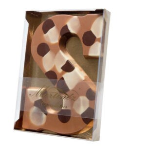 overheerlijke-chocoladeletters gevuld met hazelnootpraline